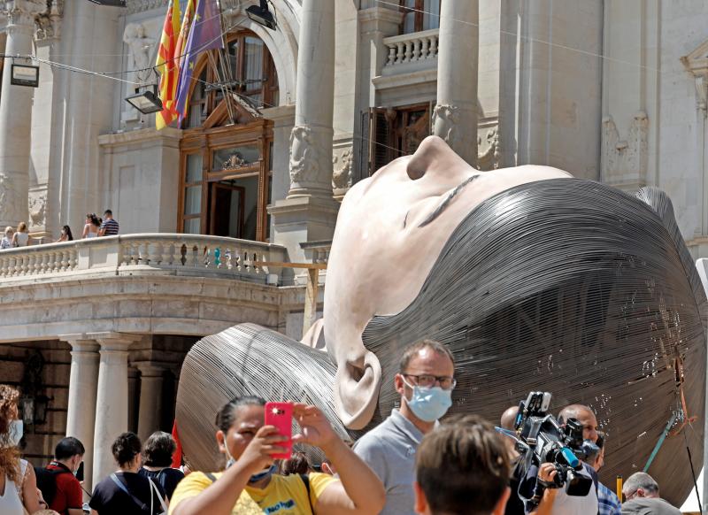 La meditadora vuelve a la plaza del Ayuntamiento más de un año después. El Consistorio sólo plantará el busto tras quemar el resto del cuerpo cuando se suspendieron las Fallas 2020. 