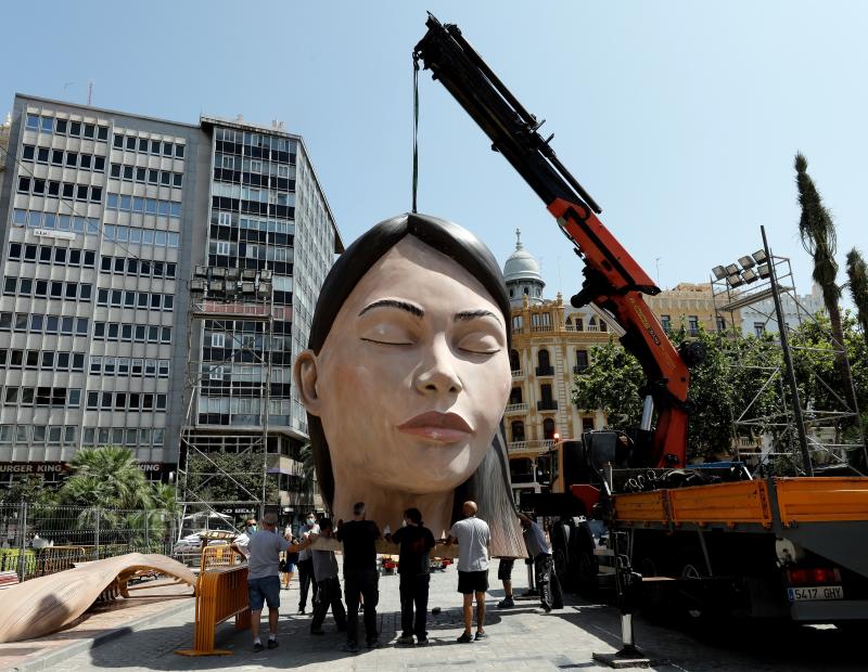 La meditadora vuelve a la plaza del Ayuntamiento más de un año después. El Consistorio sólo plantará el busto tras quemar el resto del cuerpo cuando se suspendieron las Fallas 2020. 