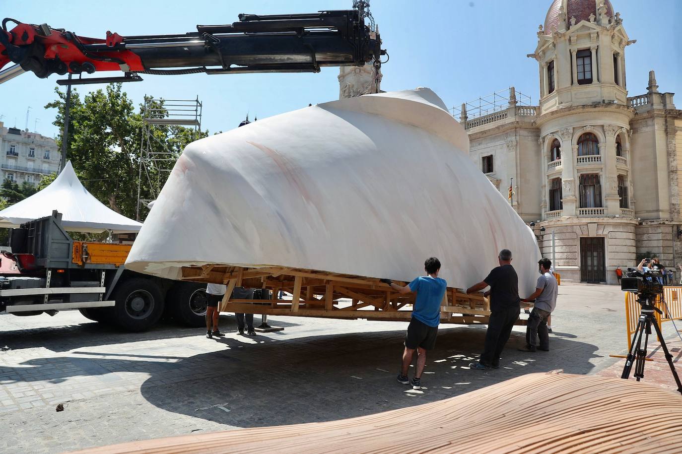 La meditadora vuelve a la plaza del Ayuntamiento más de un año después. El Consistorio sólo plantará el busto tras quemar el resto del cuerpo cuando se suspendieron las Fallas 2020. 