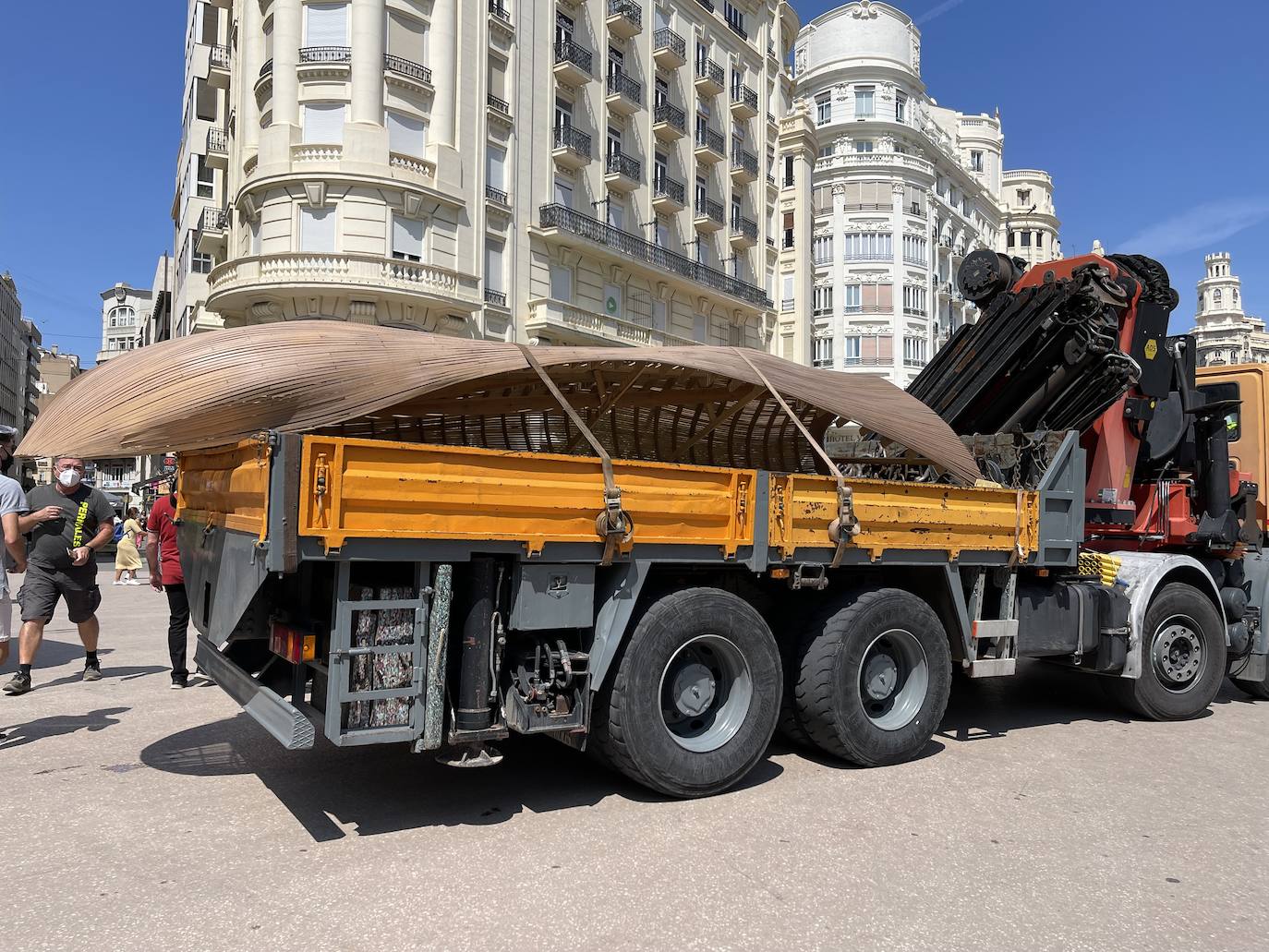 La meditadora vuelve a la plaza del Ayuntamiento más de un año después. El Consistorio sólo plantará el busto tras quemar el resto del cuerpo cuando se suspendieron las Fallas 2020. 