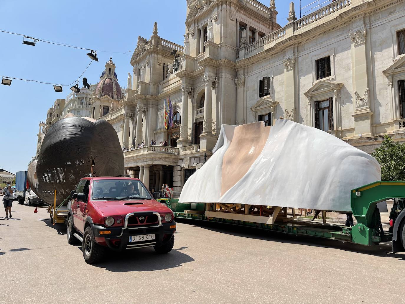 La meditadora vuelve a la plaza del Ayuntamiento más de un año después. El Consistorio sólo plantará el busto tras quemar el resto del cuerpo cuando se suspendieron las Fallas 2020. 