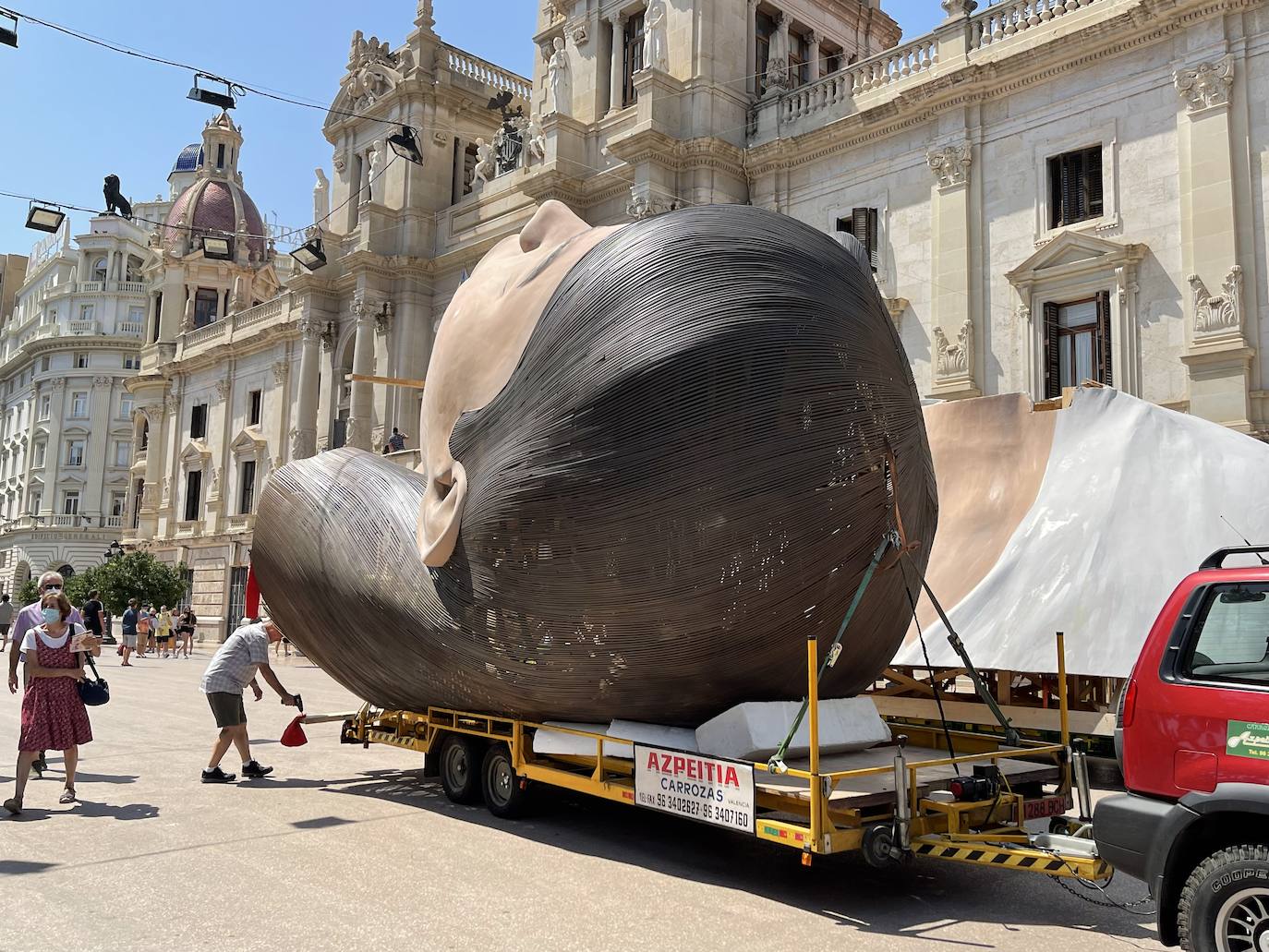 La meditadora vuelve a la plaza del Ayuntamiento más de un año después. El Consistorio sólo plantará el busto tras quemar el resto del cuerpo cuando se suspendieron las Fallas 2020. 