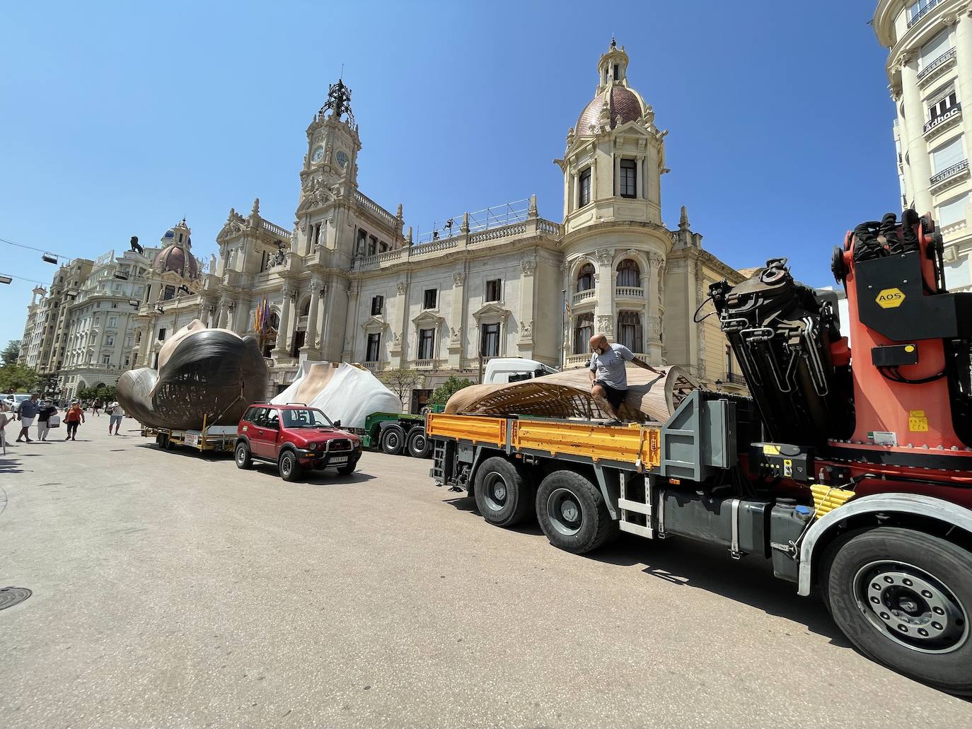 La meditadora vuelve a la plaza del Ayuntamiento más de un año después. El Consistorio sólo plantará el busto tras quemar el resto del cuerpo cuando se suspendieron las Fallas 2020. 