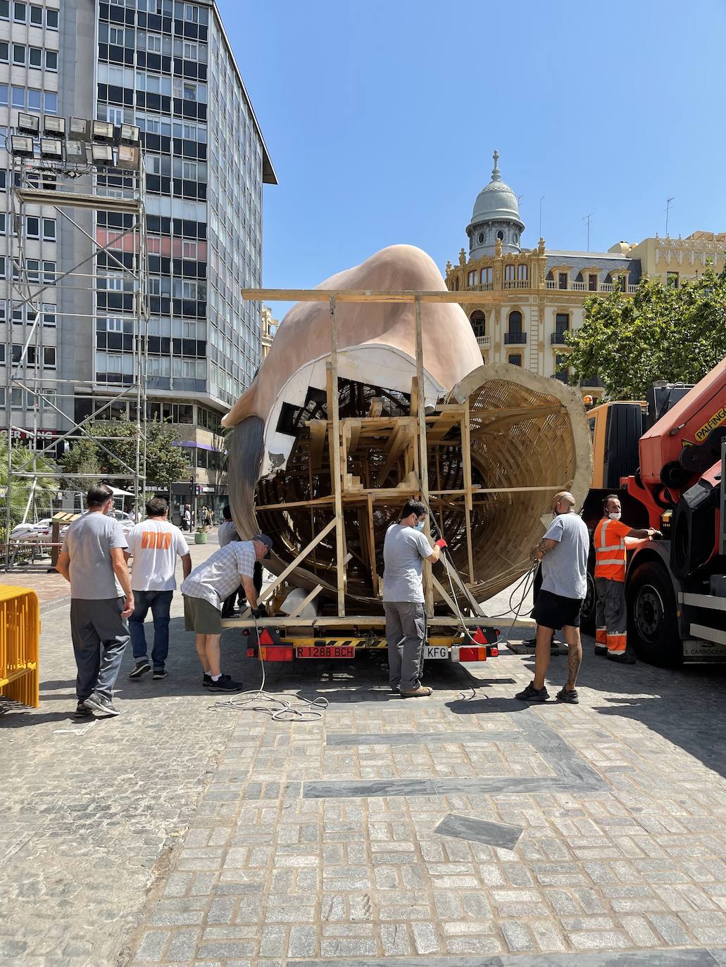 La meditadora vuelve a la plaza del Ayuntamiento más de un año después. El Consistorio sólo plantará el busto tras quemar el resto del cuerpo cuando se suspendieron las Fallas 2020. 