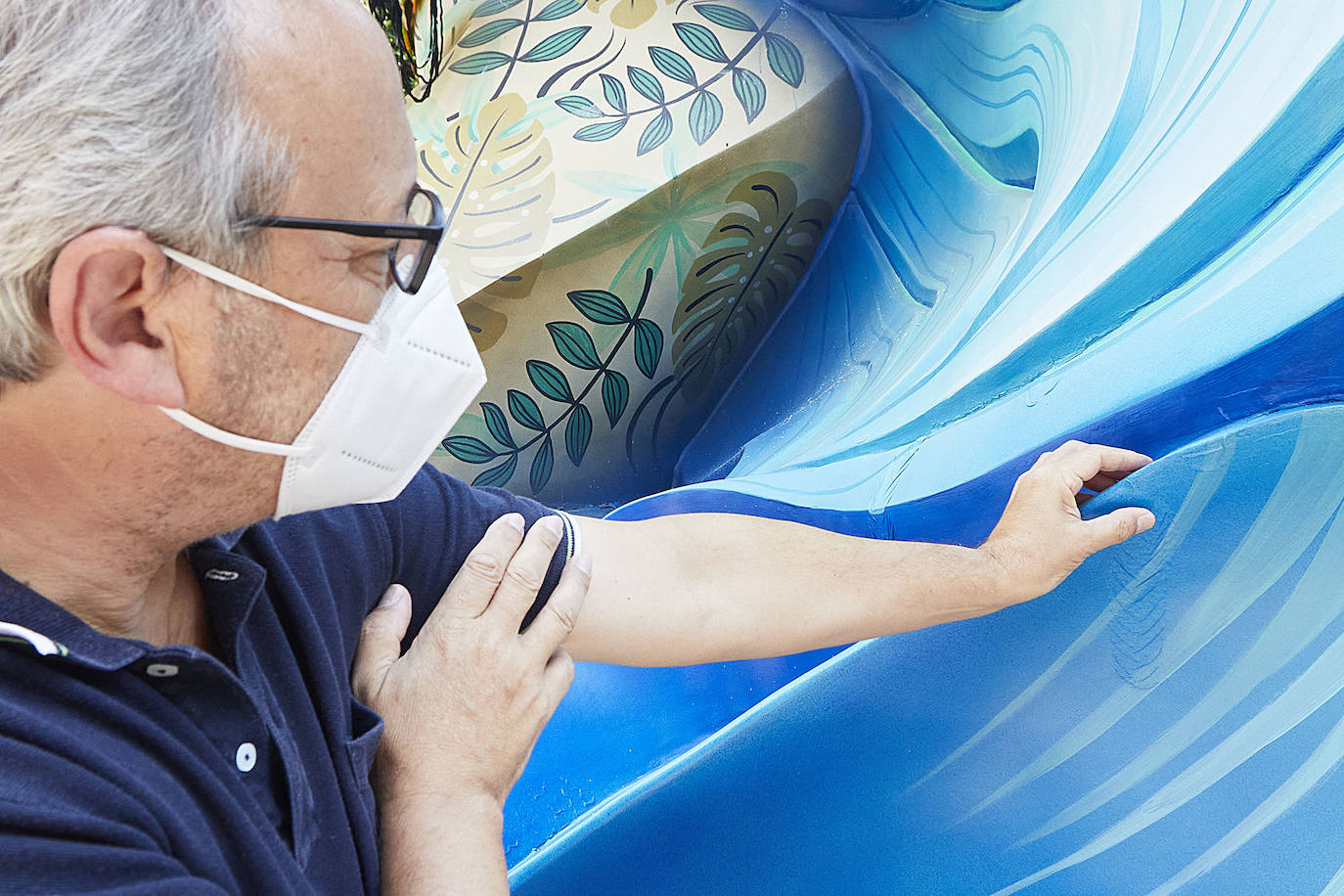 La tromba de agua y la tormenta eléctrica sorprende a los artistas falleros después de alzar en pie sus creaciones, con pintura a repasar aunque con estructuras firmes