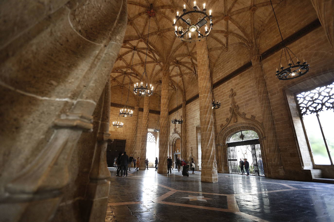 Lonja de la Seda S. XV | Este emblemático edificio de Valencia se comenzó a construir en 1483 durante el llamado siglo de oro valenciano. Se trata de una época que se corresponde con el siglo XV. Es aquí donde se encuentran los mejores ejemplos del arte gótico civil. La lonja tenía como función ser el núcleo de las transacciones mercantiles. 