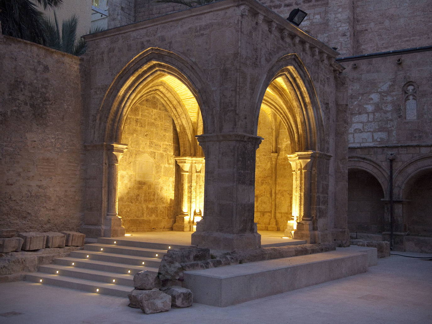 Iglesia de San Juan del Hospital S. XI | La construcción de la Iglesia se realizó a la vez que la de un cementerio, un hospital y una residencia para caballeros siguiendo la tradición de la Orden de los Hospitalarios. Como su construcción se ha prolongado en el tiempo, la influencia de diversos estilos arquitectónicos es clara en su fachada.