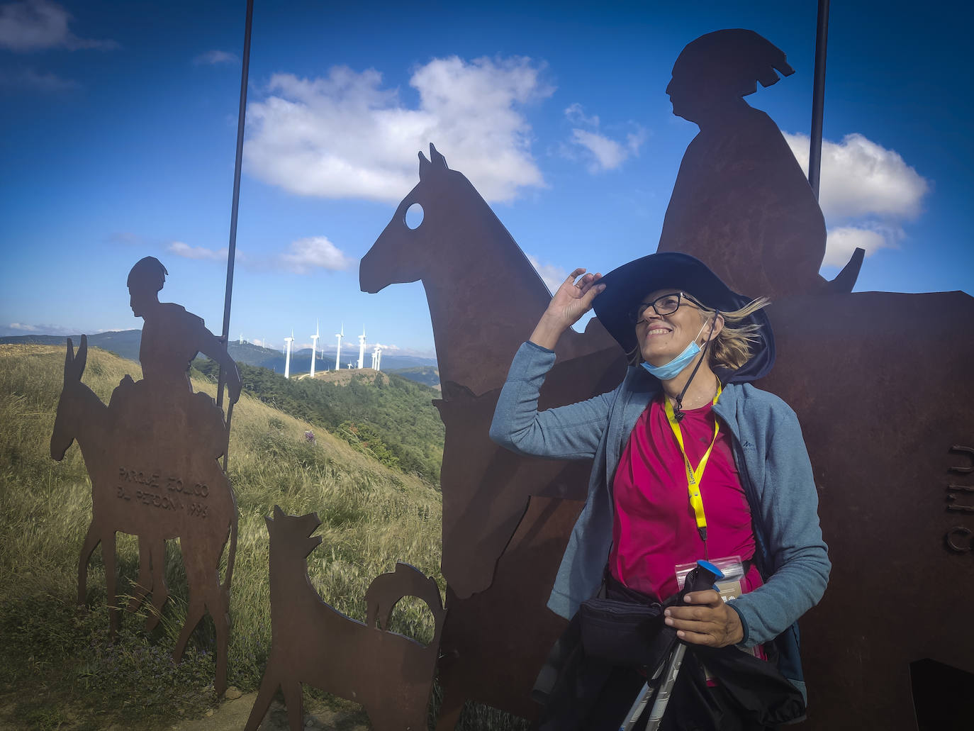 María Jesús, de Huesca, se protege del viento en el Alto del Perdón, a las afueras de Pamplona. 