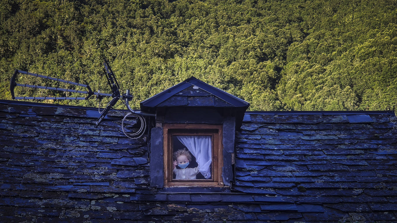 En Vega de Valcarce, antes de acometer las empinadas rampas del monte Cebrero. La muñeca parece lanzar un mensaje de socorro, atrapada en la minúscula buhardilla de este pueblo entre montañas y viaductos.