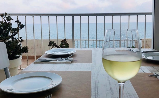 Imagen principal - Arriba, vistas desde el interior de Voramar, abajo a la izquierda, un arroz seco de bogavante y a la derecha, paella valenciana. 