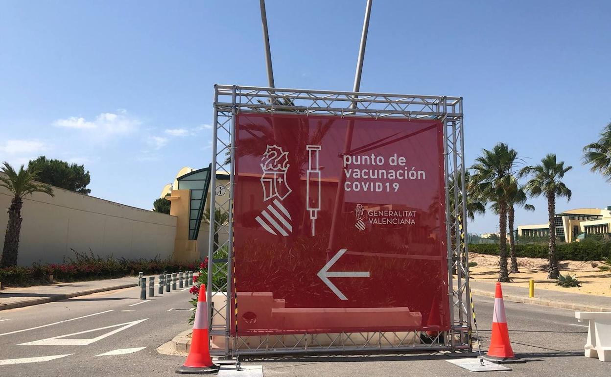 Acceso al punto de vacunación en Ciudad de la Luz. 