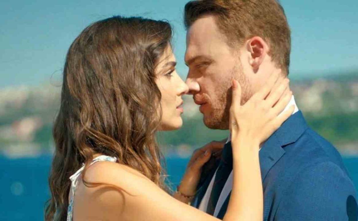 Los actores Hande Erçel (Eda) y Karem Bürsin (Serkan) en 'Love is in the air'.