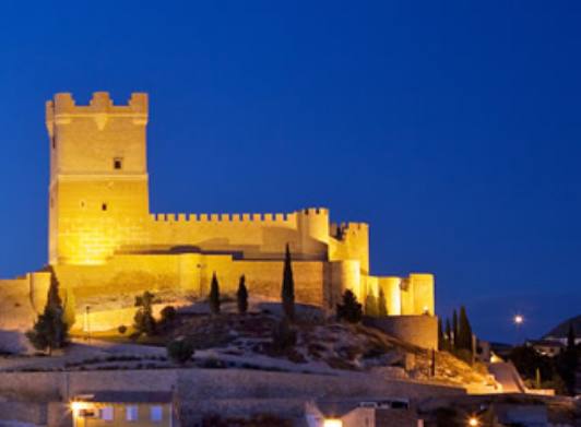 Castillo de Villena | Así, en él llegó a vivir el príncipe de Villena, Don Juan Manuel, autor de El Conde Lucanor. También perteneció a la familia Manuel, aunque los reyes Católicos se lo arrebataron en un asedio del cual aún hay evidencias. Durante los siguientes siglos, el castillo fue testigo de guerras tales como las Germanías, la Sucesión o la Independencia. 