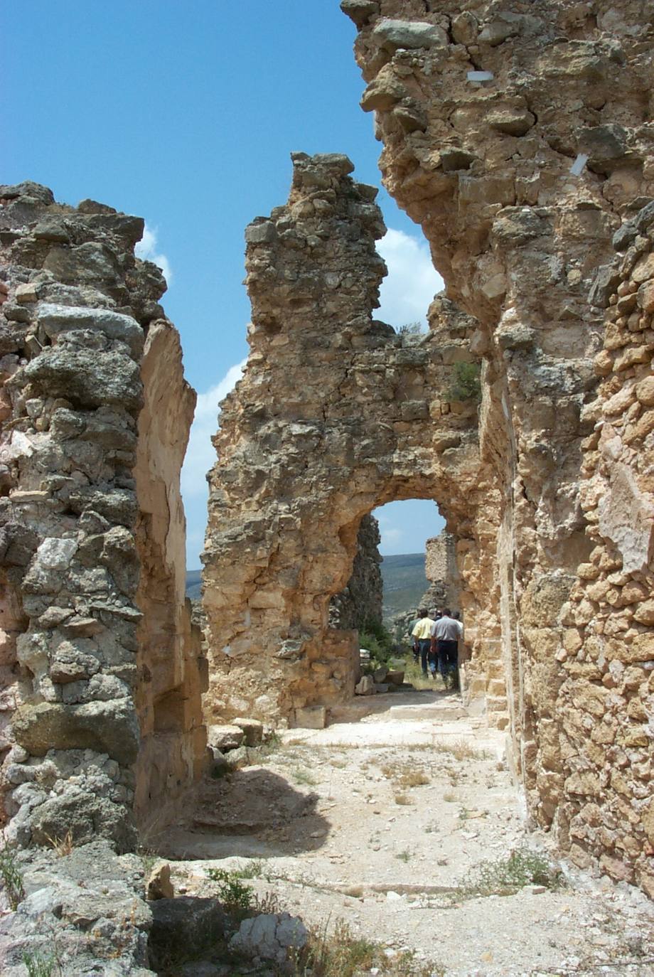 Castillo de Montesa | Como recompensa a su lealtad, Montesa fue elegida por el rey Borbón Felipe V como capital de una de las trece gobernaciones en que fue dividido el antiguo Reino de Valencia. Actualmente el Castillo se encuentra en ruinas ya que en 1748 se dio un terremoto que demolió más de la mitad del considerado desde 1926 monumento arquitectónico-artístico. 