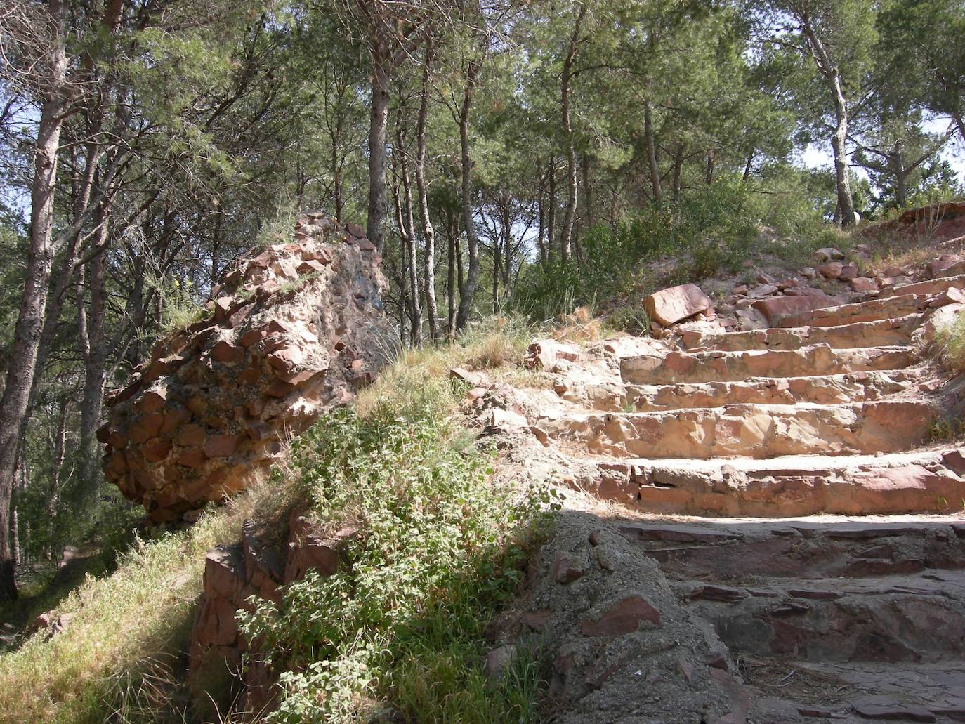 Castillo de Jaime I | La construcción del castillo, así como la de la villa se llevó a cabo con materiales como madera y piedra. Tiempo después, el castillo volvió a ser posesión de los musulmanes y sirvió como defensa de la capital Valencia, o balansiya por aquel entonces. 