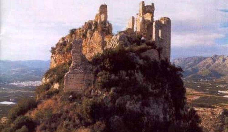 Castillo de Marinyen | En su municipio este castillo es conocido como el de la Reina Mora debido a una leyenda local. El castillo, de estilo árabe, está ubicado sobre una cima a 240 metros de altura que hacía su acceso prácticamente imposible. Por eso mismo, se habilitó recientemente un sendero que permitía visitarlo. 