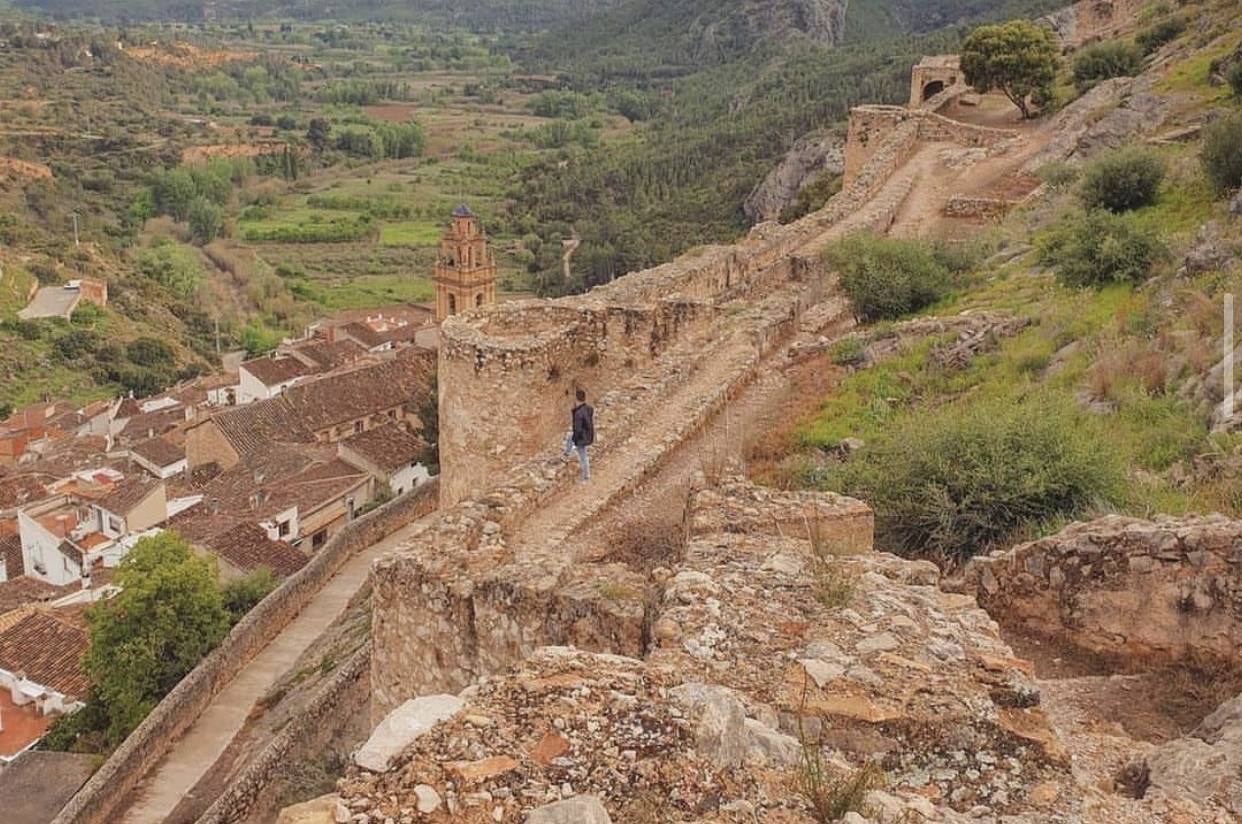 Castillo de Chulilla |La fortaleza ha cumplido la función de residencia o de cárcel eclesiástica. Su historia no acaba ahí, pues en el siglo XIX los carlistas hicieron uso de él. Un terremoto en el siglo XVIII, las prolongadas acciones bélicas y el posterior abandono lo han convertido actualmente en ruinas. A pesar de eso, la construcción sigue imponiendo con sus grandes puertas, la torre circular y la gran muralla. 