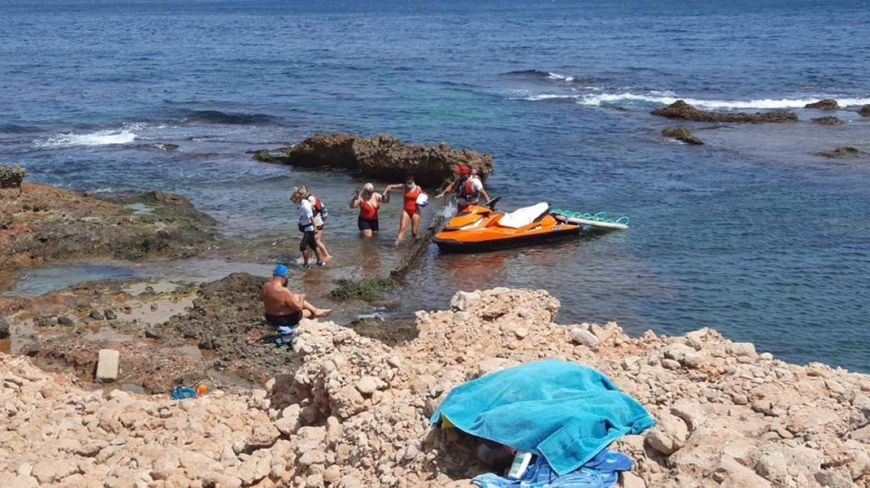 Los socorristas de Cruz Roja Dénia dejan a los rescatados en el litoral de Les Rotes. LP