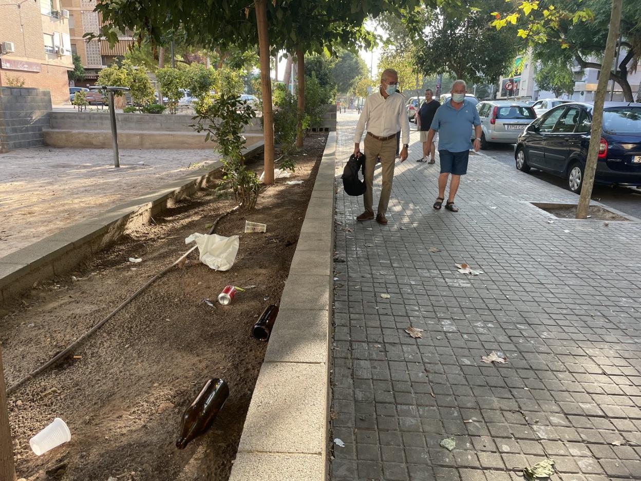 Vecinos del barrio de Marxalenes por la zona afectada junto al edil Ballester (i). lp