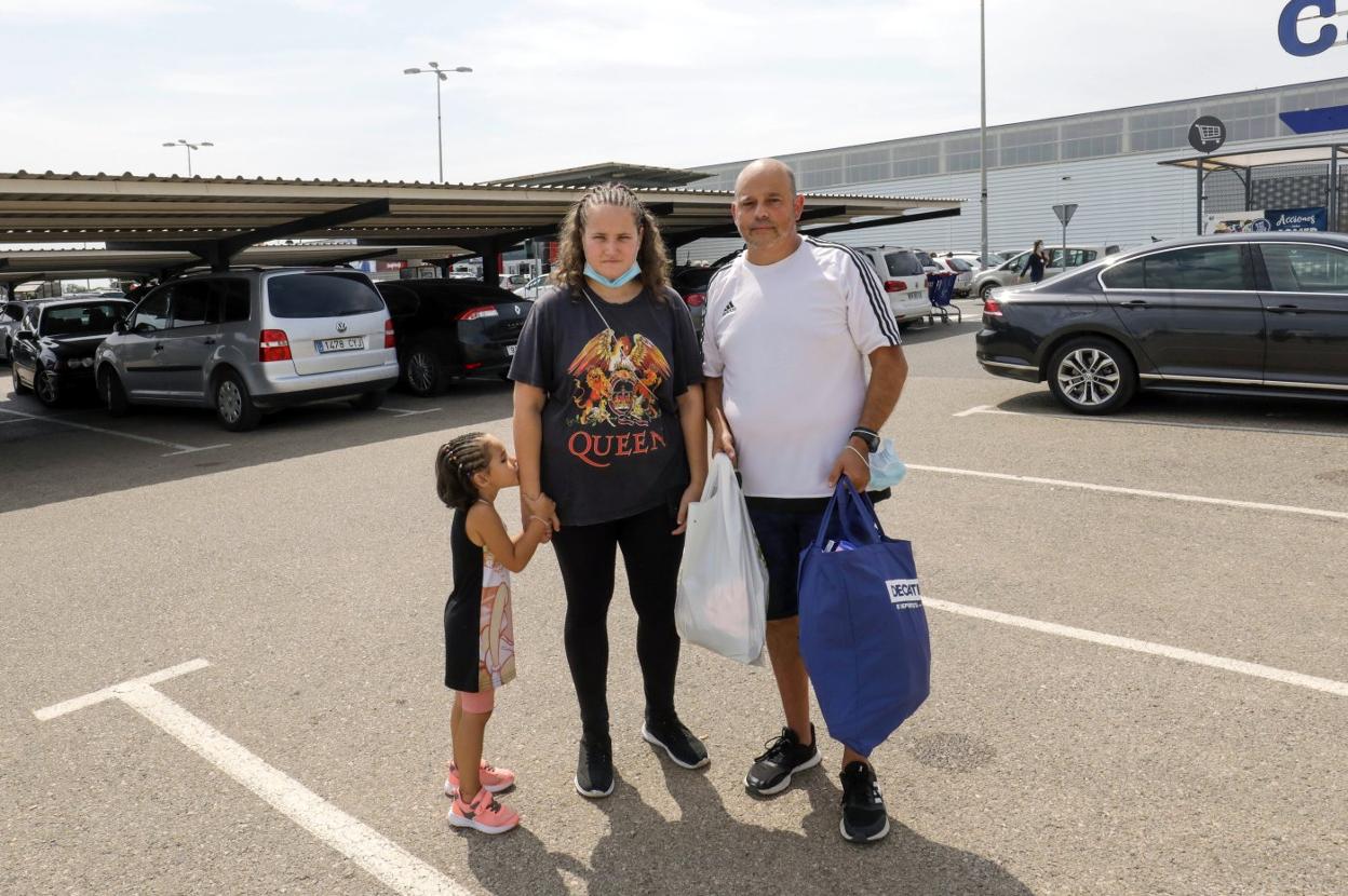 Familia riojana. Jéssica Pérez, Javier Ansoleaga y su hija Valeria, en la mañana de ayer, en un centro comercial. 