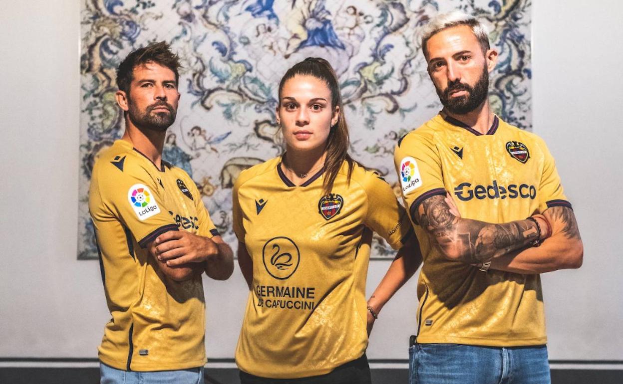 El nuevo uniforme, dorado, realiza un guiño a las Fallas.