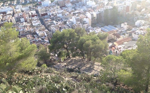 El vía crucis visto desde arriba del castillo de la localidad. 