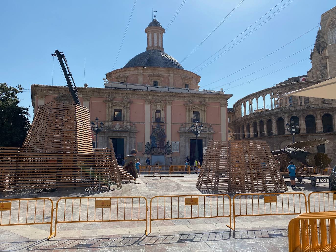 Los artistas frenan el trabajo en las horas de más calor y adelantan el montaje entre la tarde y la noche