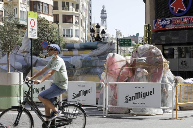 La plaza del Ayuntamiento ya acoge las dos fallas reubicadas por las obras en el centro