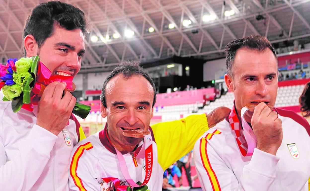 Ricardo Ten, Alfonso Cabello (izquierda) y Pablo Jaramillo (derecha) celebran el bronce en la prueba de velocidad por equipos. 