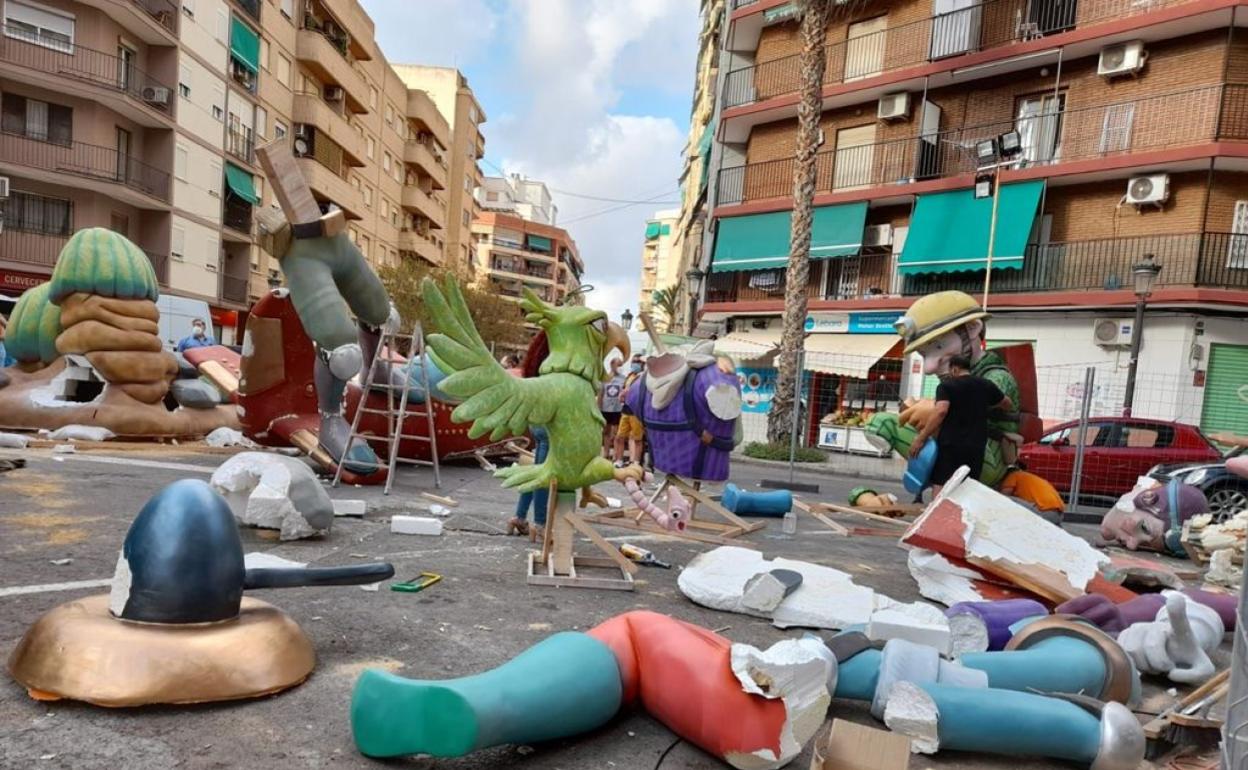 Estado en el que ha quedado el monumento tras la caída. 