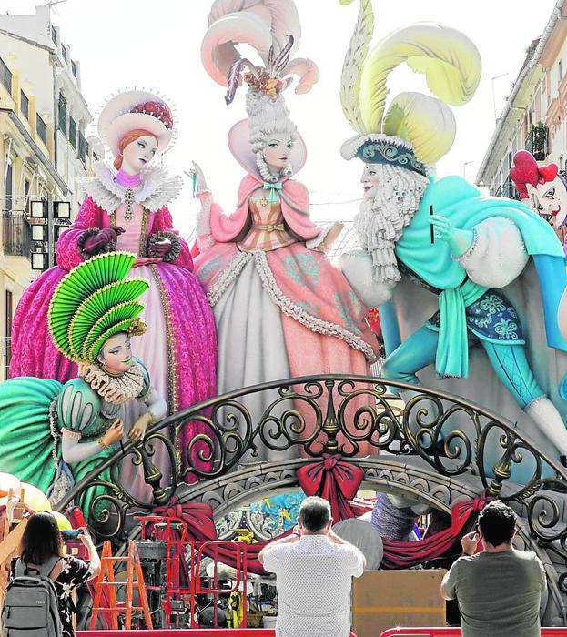 Turistas fotografían la falla Convento Jerusalén. 