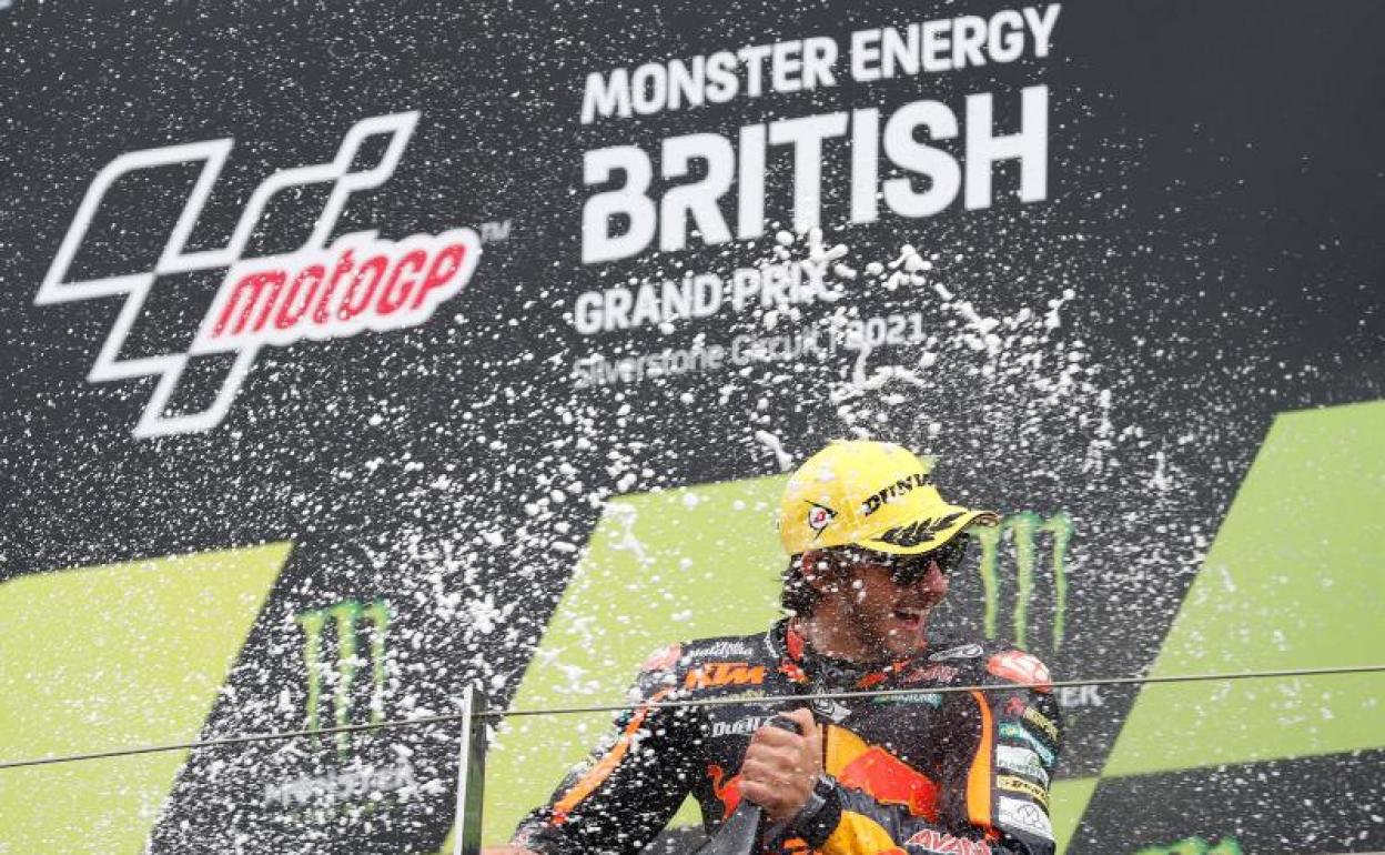 Gardner en el podio de Silverstone