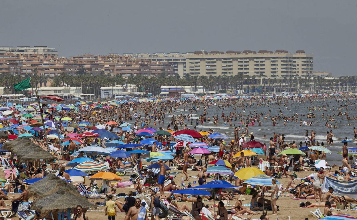 Playa de Valencia llena de turistas. 