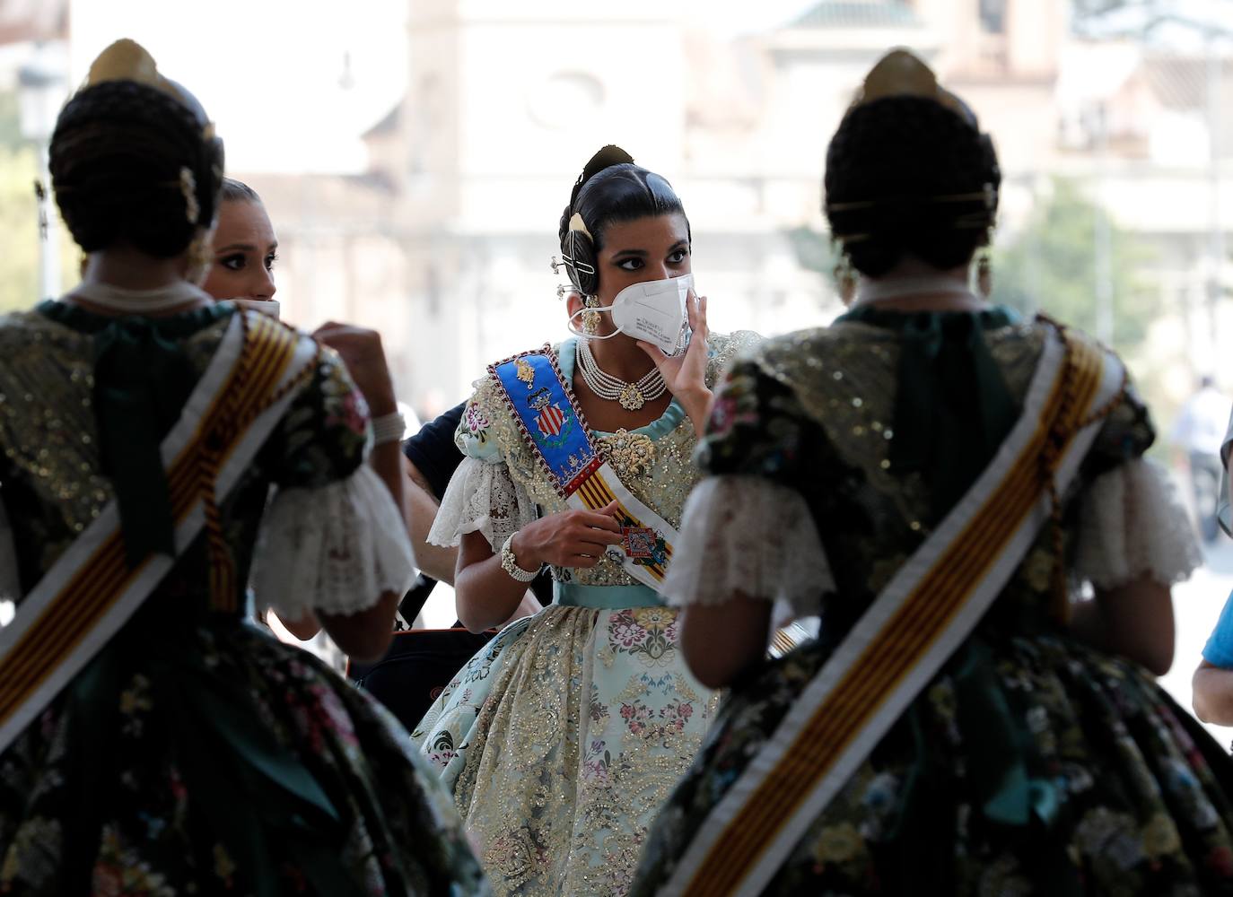 Las atípicas Fallas de Valencia de este año serán un trámite con algunos actos festivos mermados y marcados por la mascarilla, distancias y ausencia de público, que permitirán sortear la pandemia y quemar los monumentos que estaban almacenados desde hace 17 meses para cerrar un ciclo y renacer en 2022. 