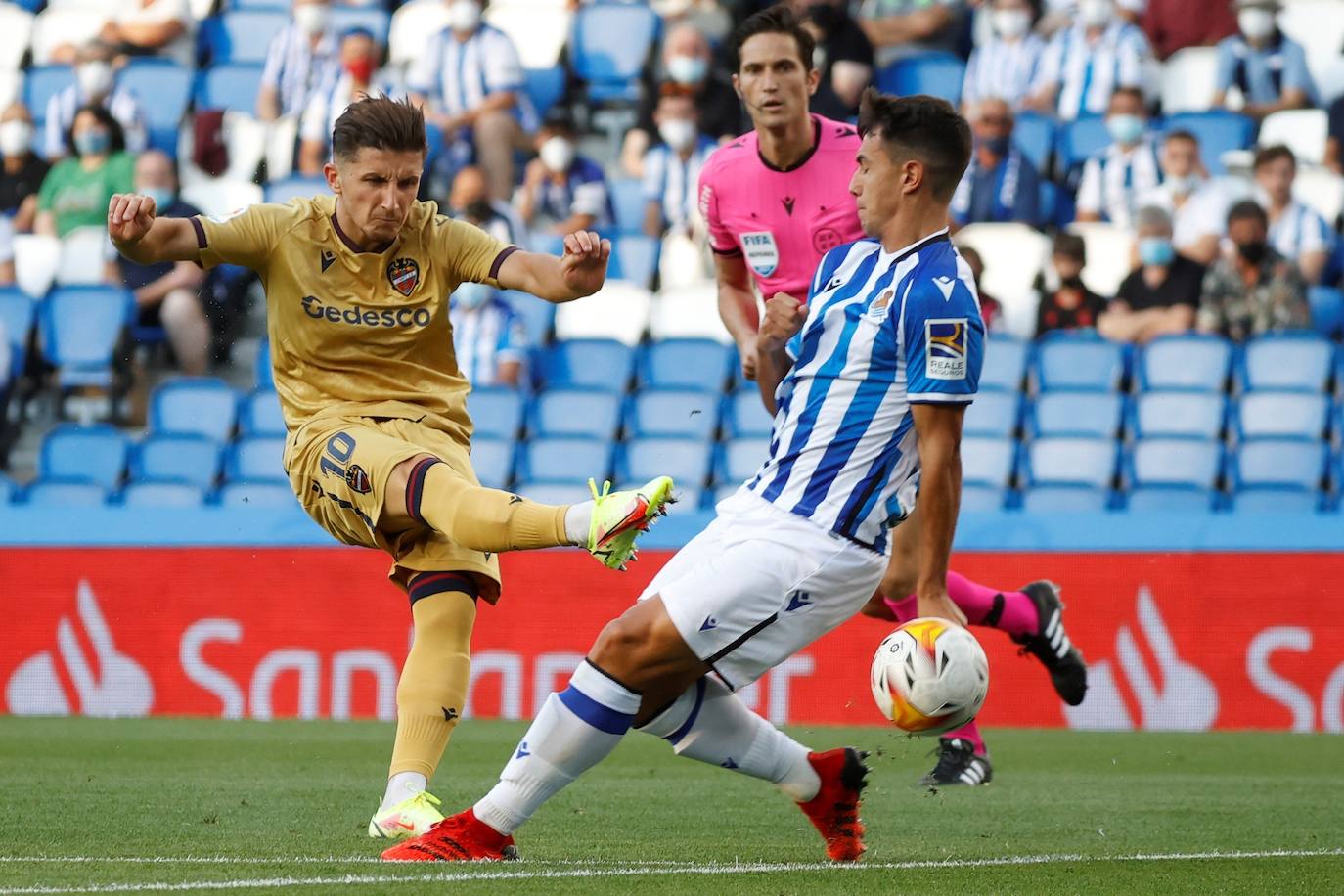 Bardhi dispara ante la defensa de la Real Sociedad