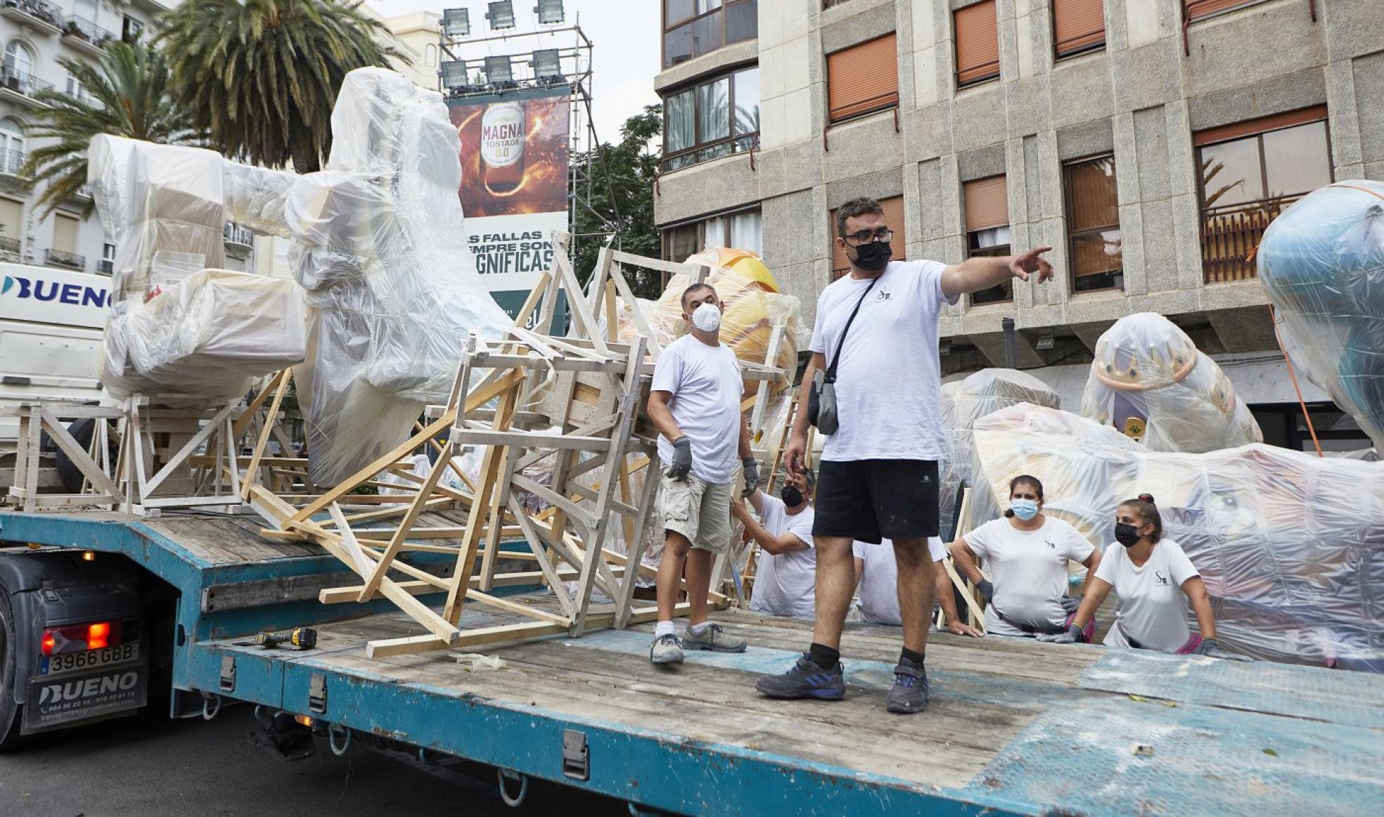 El artista Sergio Musoles indicando dónde descargar las piezas de su monumento. 