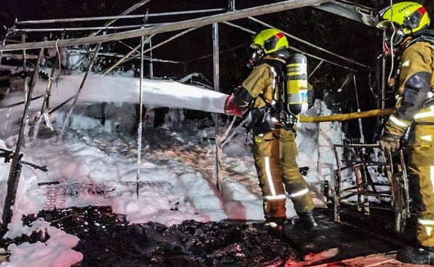 Extinción del incendio de este sábado en un camping de Benidorm. 