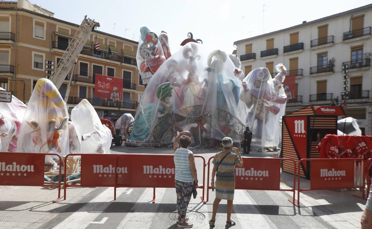 El cuerpo central de la falla de Concento Jerusalén, envuelta en plástico. 