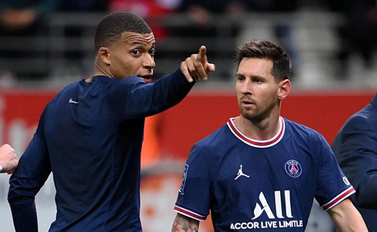 Messi con Mbappé al finalizar el partido contra el Reims