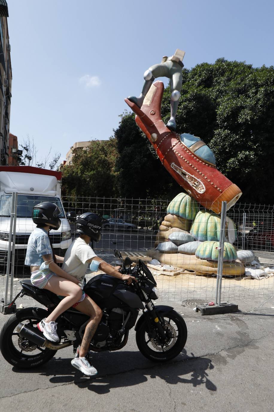 El monumento de la comisión Calvo Acacio de Valencia se ha caído durante las labores de montaje. A cuatro días de la plantà, la parte central y los remates han quedado muy dañados y la comisión confía en la ayuda del colectivo fallero para poder llegar a tiempo. 