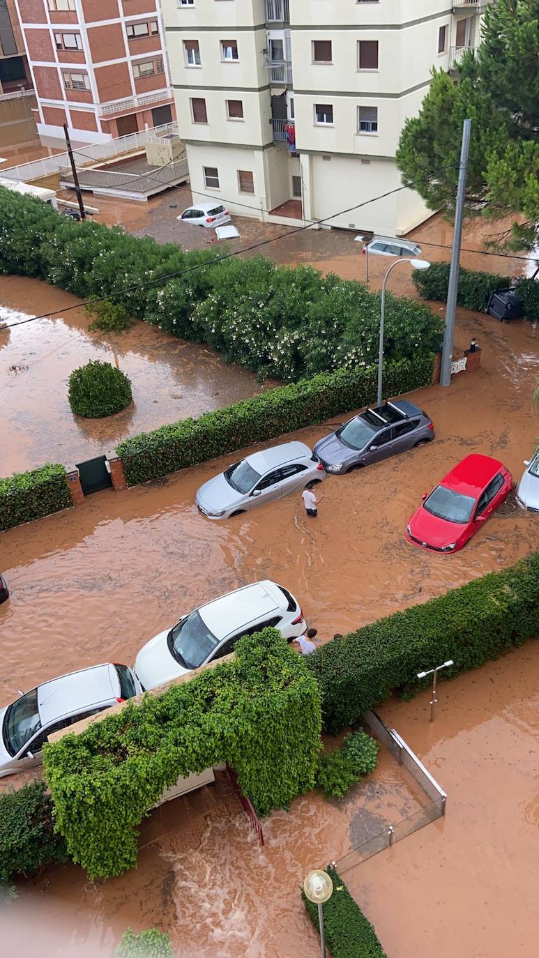 Un coche, afectado por las lluvias. 