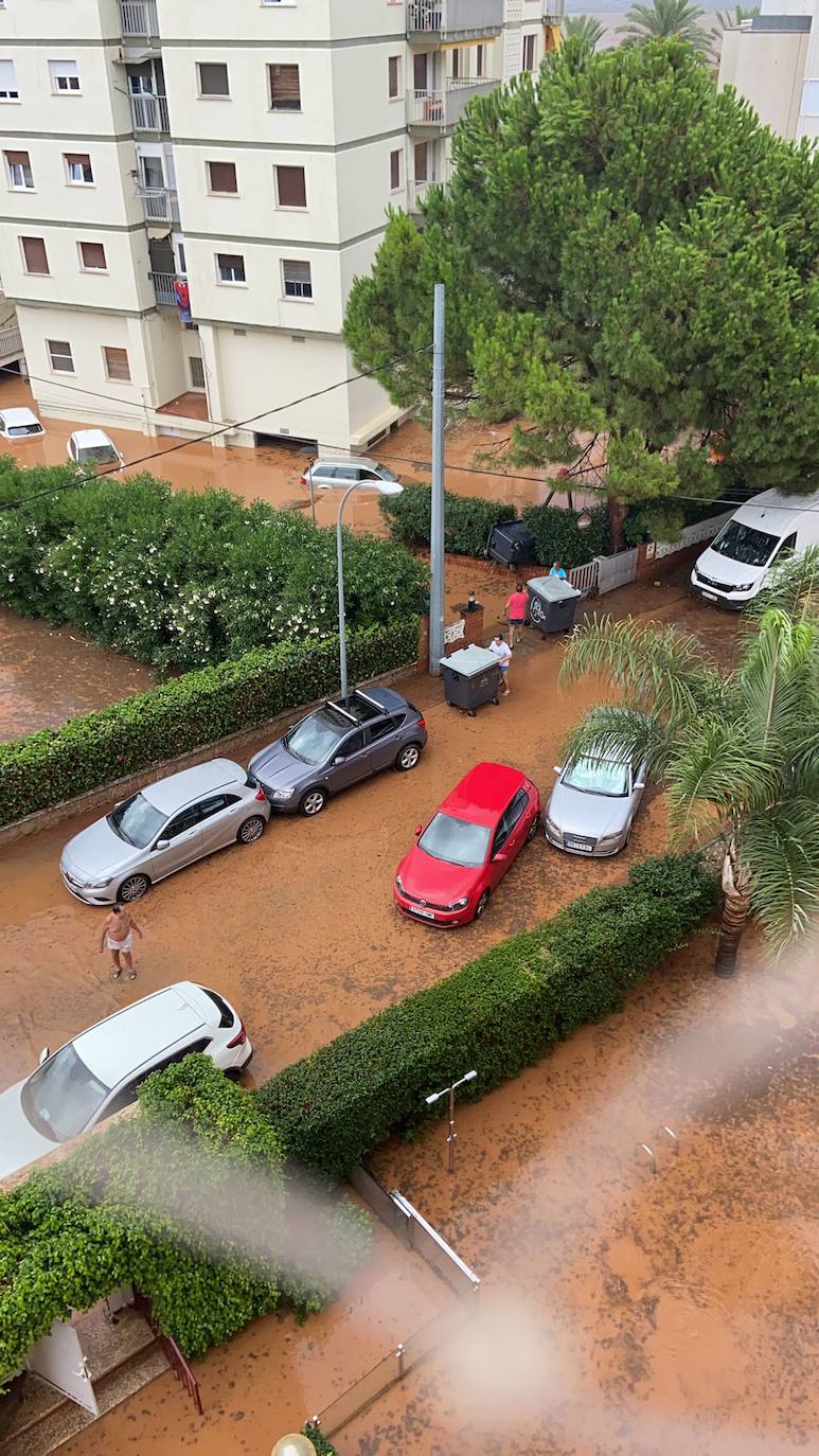 Un coche, afectado por las lluvias. 