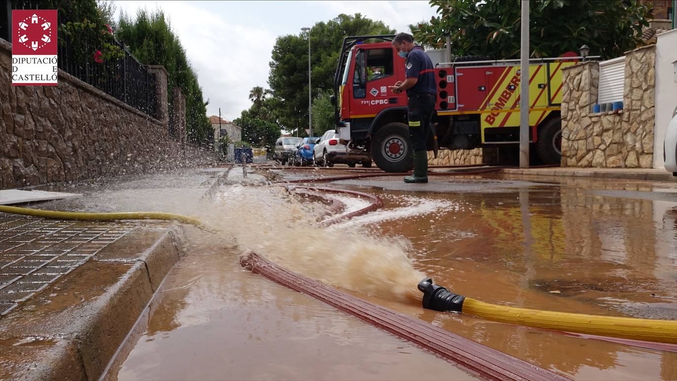 Un coche, afectado por las lluvias. 