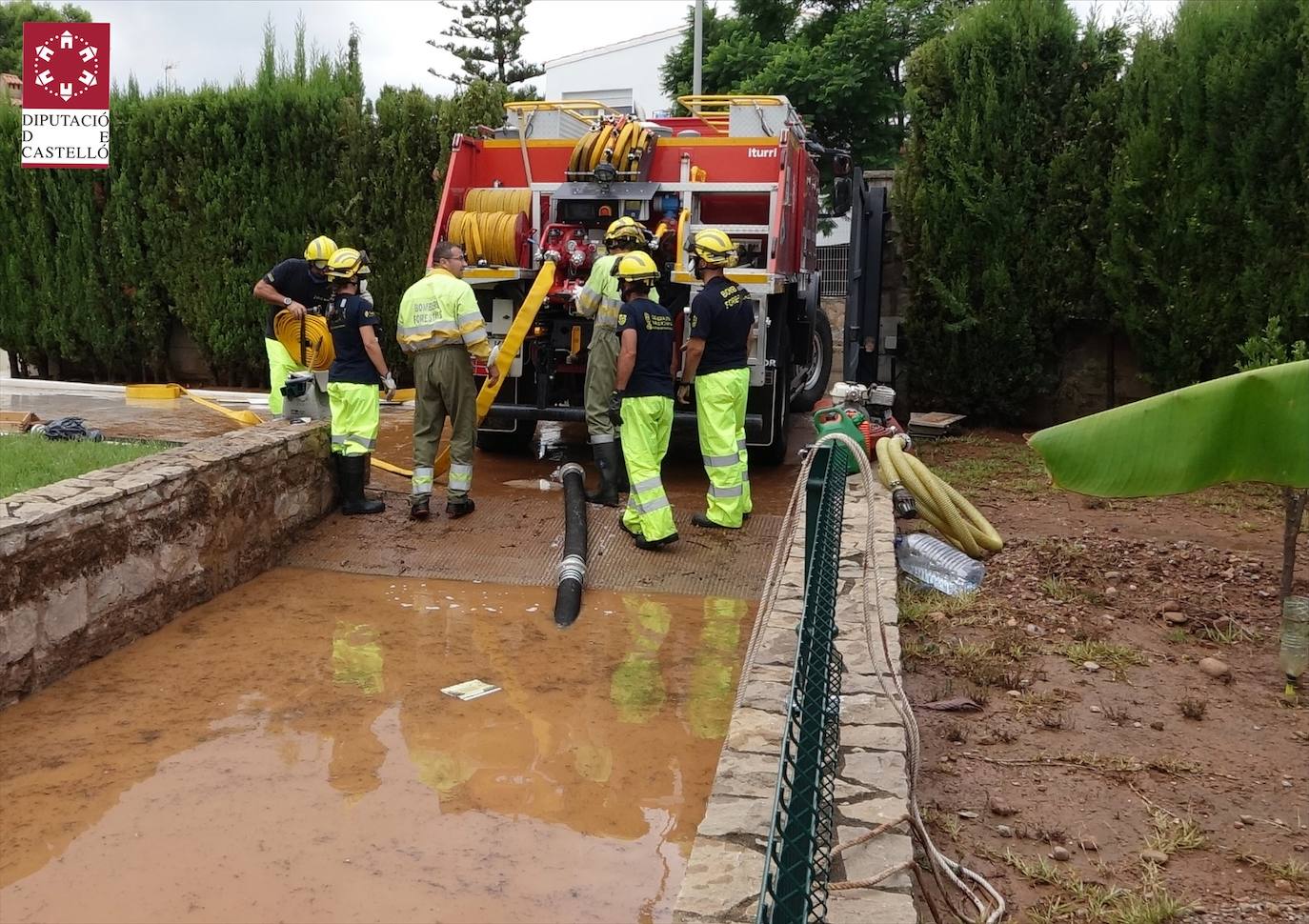 Un coche, afectado por las lluvias. 