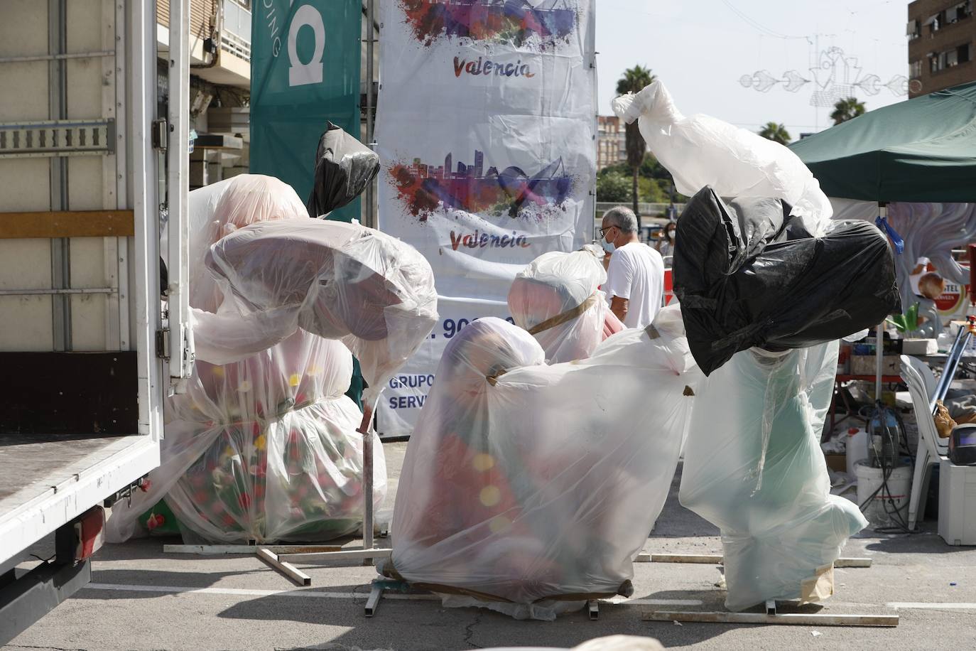 La lluvia acecha la plantà de las fallas. Muchos artistas han decidido cubrir sus monumentos con plástico ante los avisos de precipitaciones activados para los próximos días, para proteger las piezas de cualquier imprevisto.