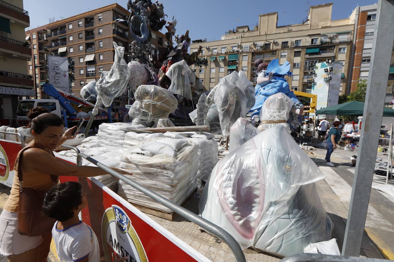 La lluvia acecha la plantà de las fallas. Muchos artistas han decidido cubrir sus monumentos con plástico ante los avisos de precipitaciones activados para los próximos días, para proteger las piezas de cualquier imprevisto.