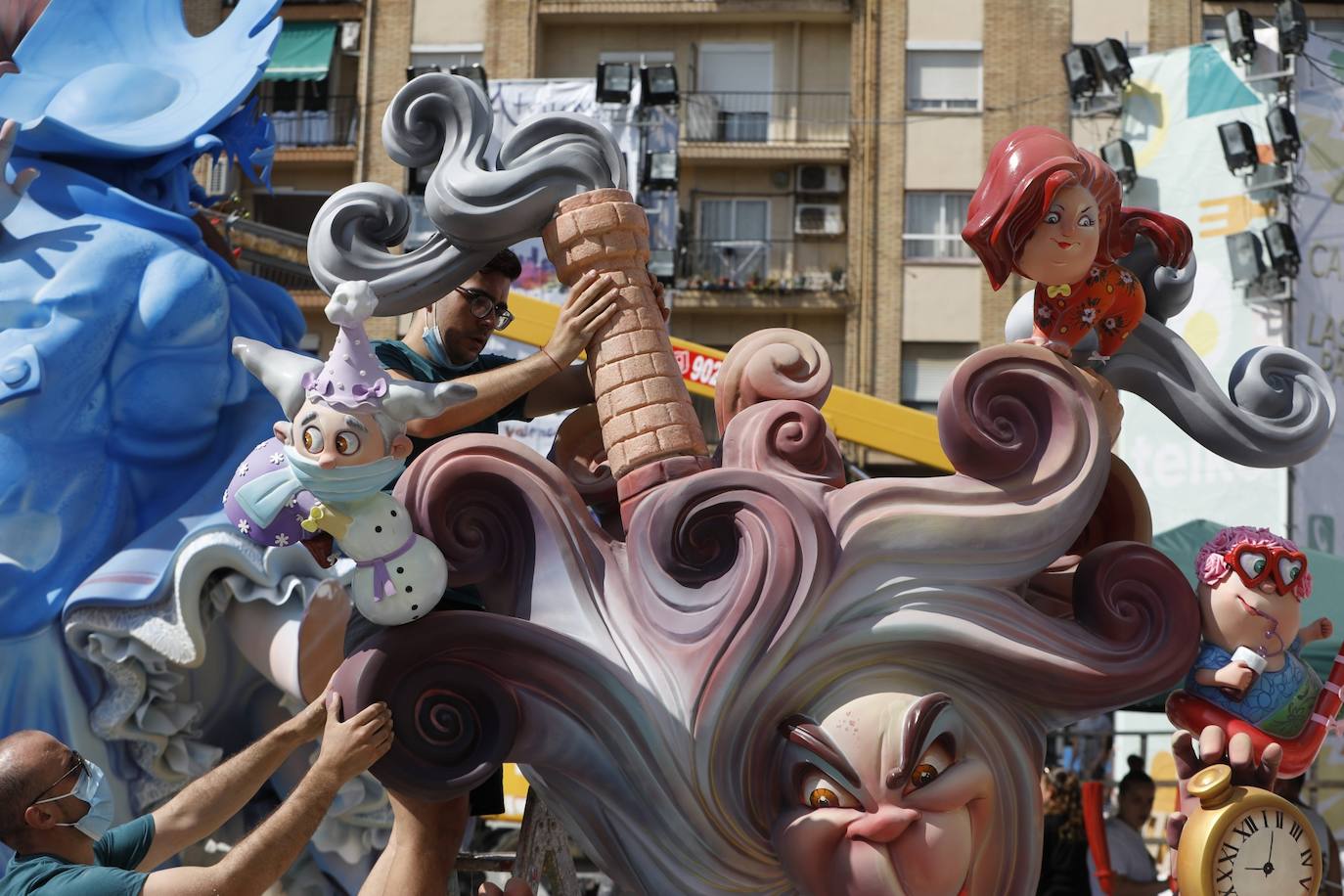 La lluvia acecha la plantà de las fallas. Muchos artistas han decidido cubrir sus monumentos con plástico ante los avisos de precipitaciones activados para los próximos días, para proteger las piezas de cualquier imprevisto.