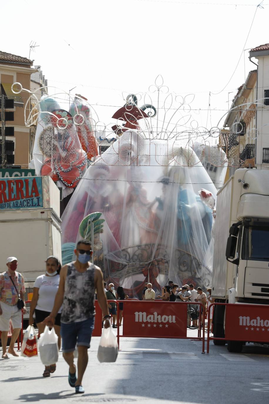 La lluvia acecha la plantà de las fallas. Muchos artistas han decidido cubrir sus monumentos con plástico ante los avisos de precipitaciones activados para los próximos días, para proteger las piezas de cualquier imprevisto.