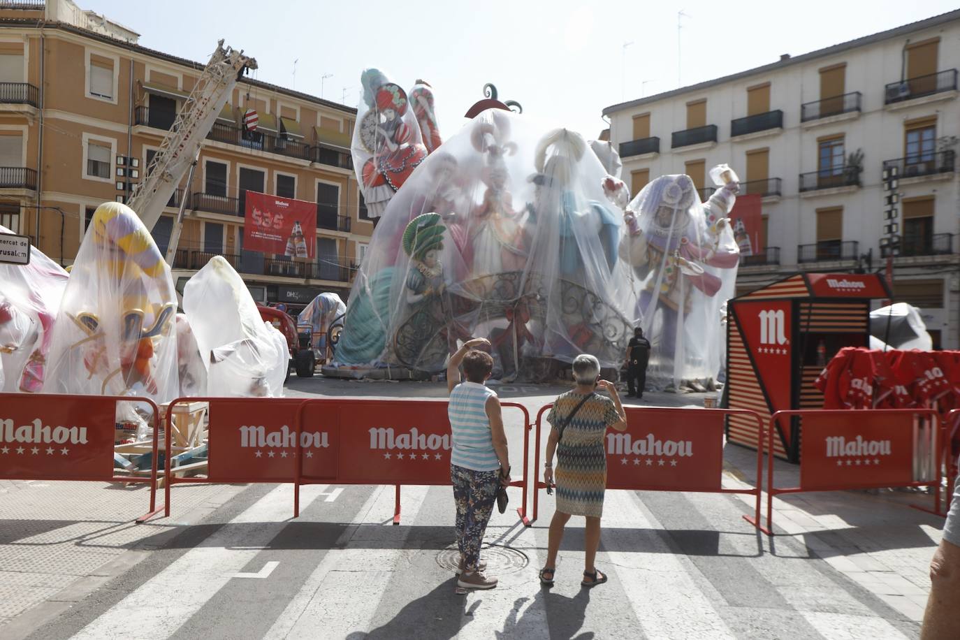 La lluvia acecha la plantà de las fallas. Muchos artistas han decidido cubrir sus monumentos con plástico ante los avisos de precipitaciones activados para los próximos días, para proteger las piezas de cualquier imprevisto.