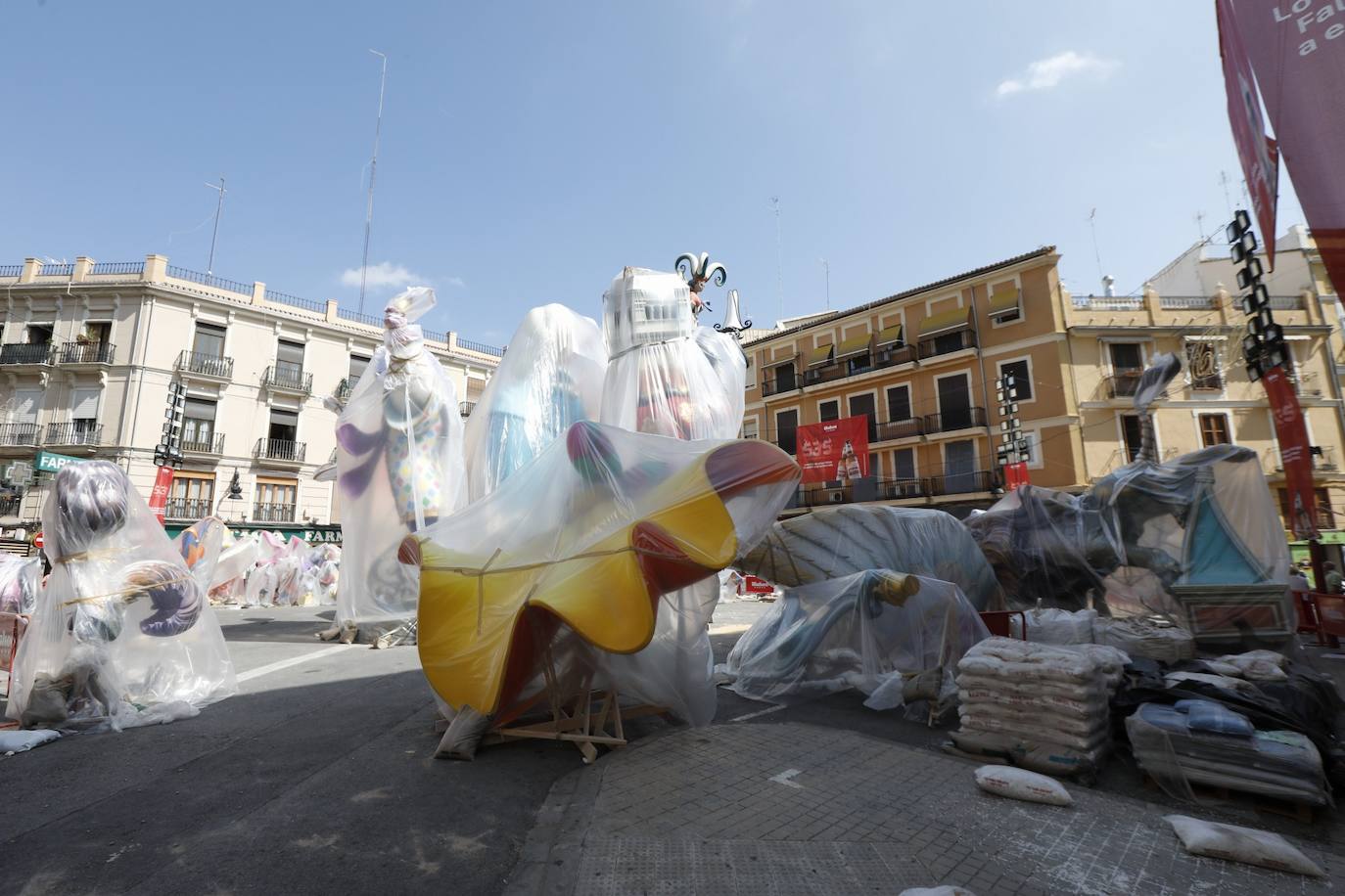 La lluvia acecha la plantà de las fallas. Muchos artistas han decidido cubrir sus monumentos con plástico ante los avisos de precipitaciones activados para los próximos días, para proteger las piezas de cualquier imprevisto.